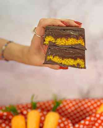 barra de bolo de cenoura com brigadeiro banhada em chocolate cenore bh