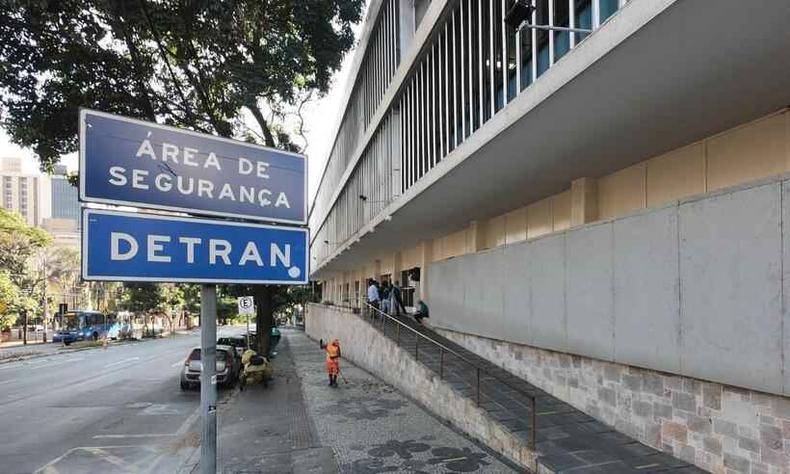 Placa da foto do Detran-MG