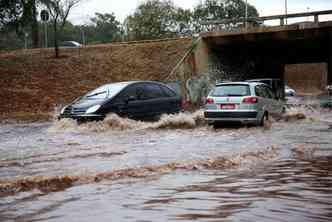 Chuvas causaram transtornos no trnsito de Braslia hoje e ontem.(foto: Wilson Dias/Agncia Brasil)