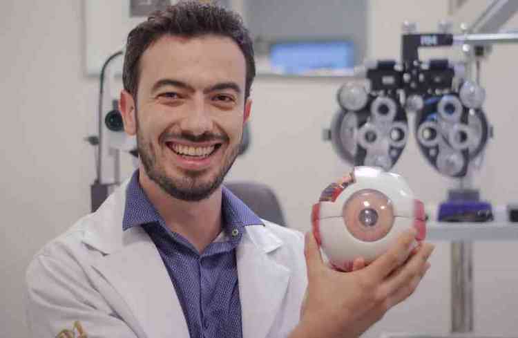 O oftalmologista Tiago Csar Pereira Ferreira
