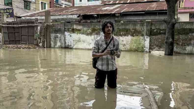 Jashim Salam em uma rua inundada em Chittagong