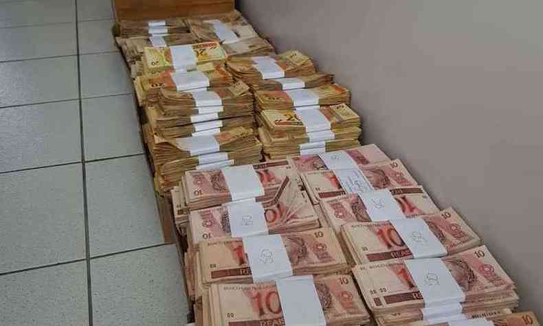 Durante as investigaes, foram apreendidos R$ 842 mil em dinheiro 