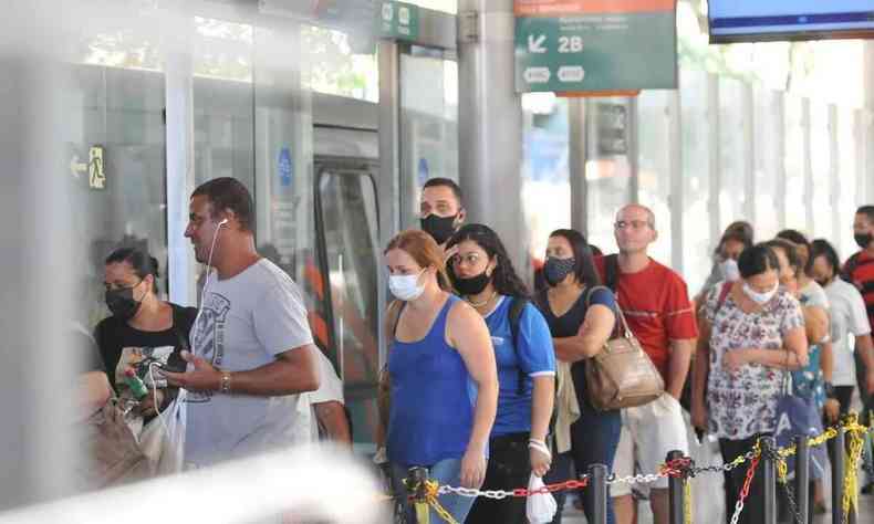 Moradores da Regio Metropolitana de BH esperam nibus em terminal do Move, no Centro da capital.