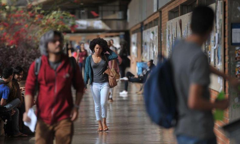 (foto: Marcello Casal jr/Agência Brasil) Mulher negra em corredor da UNB