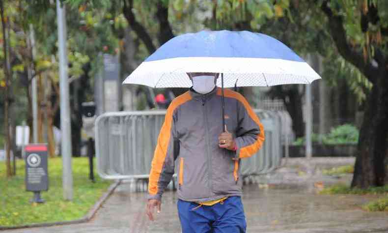 Sombrinhas e guarda-chuvas devem fazer parte do cotidiano dos mineiros no incio da primavera(foto: Juarez Rodrigues/EM/D.A Press - 22/08/2020)