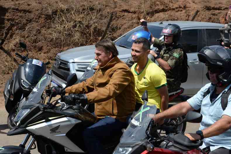 Bolsonaro pilotando moto com Cleitinho Azevedo em sua garupa