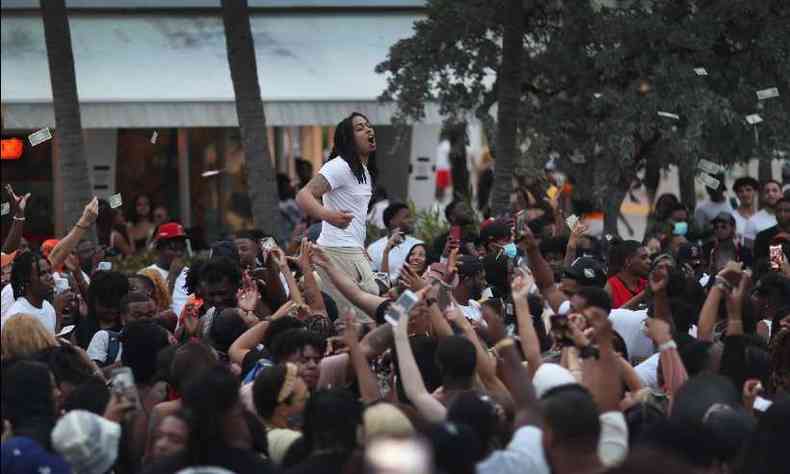 Milhares de jovens se reuniram nos ltimos dias em Miami em tradicional celebrao de primavera(foto: Joe Raedle/Getty Images/AFP )