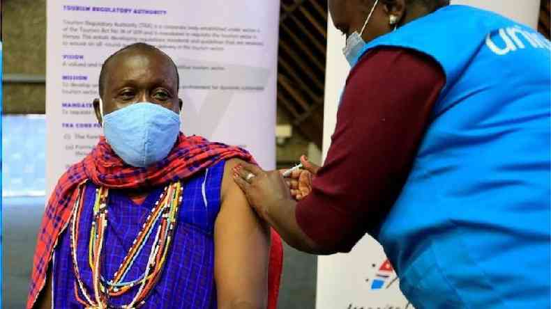 Unicef participa da distribuio de vacinas do consrcio Covax; acima, homem sendo vacinado no Qunia(foto: Reuters)
