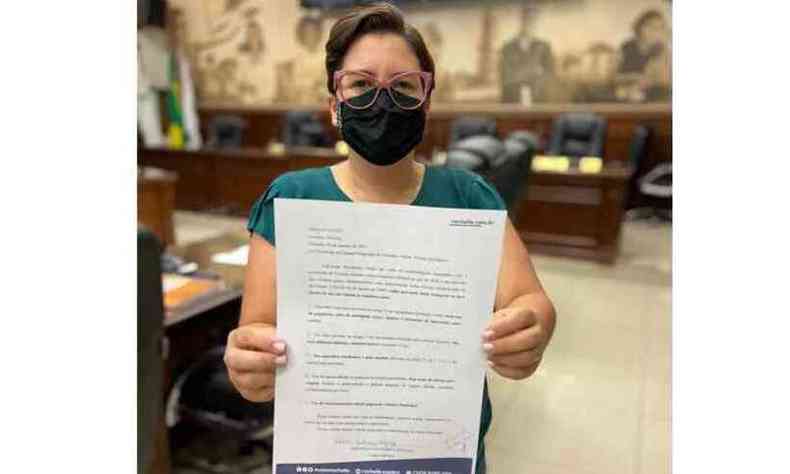Rochelle segura ofício com as renúncias, entregue e assinado pelo presidente da Mesa Diretora da CMU(foto: Divulgação/Facebook)