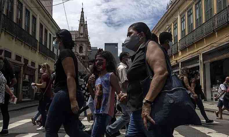 Pessoas caminham com mscaras nas ruas do Centro de So Paulo