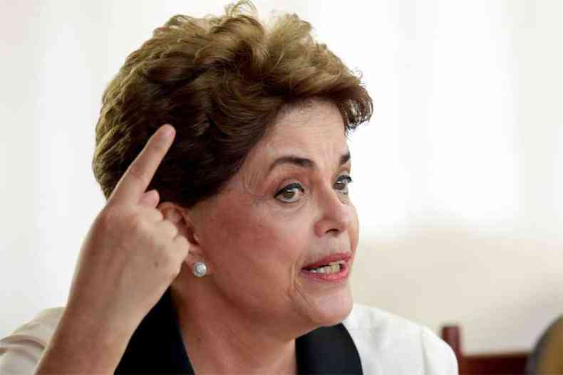 Na verso da assessoria de Dilma, a ex-presidente decidiu se aposentar e recorreu, por meio de procurao a uma pessoa de confiana, a uma agncia do INSSacompanhado(foto: Evaristo S)