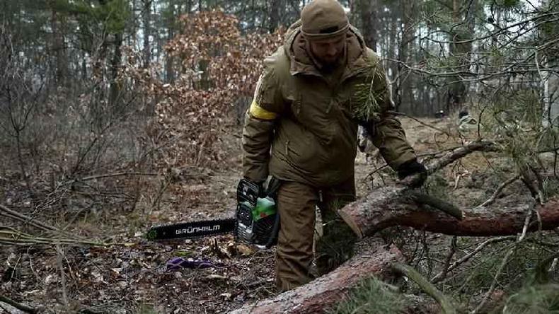 Pessoas cavando trincheiras em uma floresta perto da capital da Ucrnia, Kiev, para evitar avano russo 