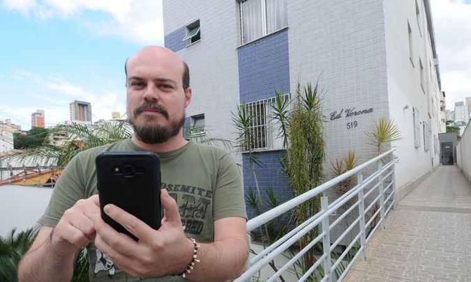 O servidor público Pedro Cunha faz parte da rede virtual criada depois que um ex-morador foi assaltado à mão armada na porta do seu prédio, no Bairro Sagrada Família (foto: Paulo Filgueiras/EM/D.A Press) O servidor público Pedro Cunha faz parte da rede virtual criada depois que um ex-morador foi assaltado à mão armada na porta do seu prédio, no Bairro Sagrada Família (foto: Paulo Filgueiras/EM/D.A Press)