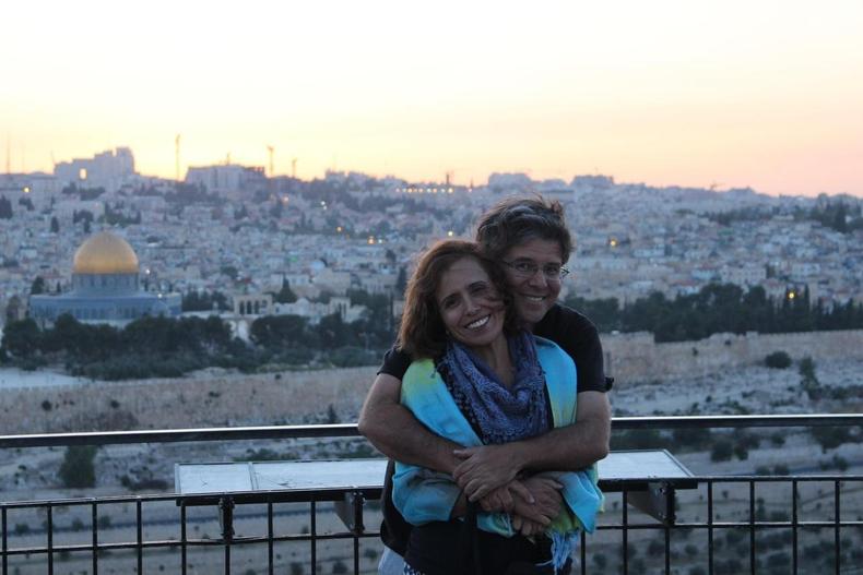 O casal Maria e Airton Gontow se encontra em isolamento em Haifa no norte de Israel, Na foto, recordao deles em Jerusalm ataques terroristas em Israel