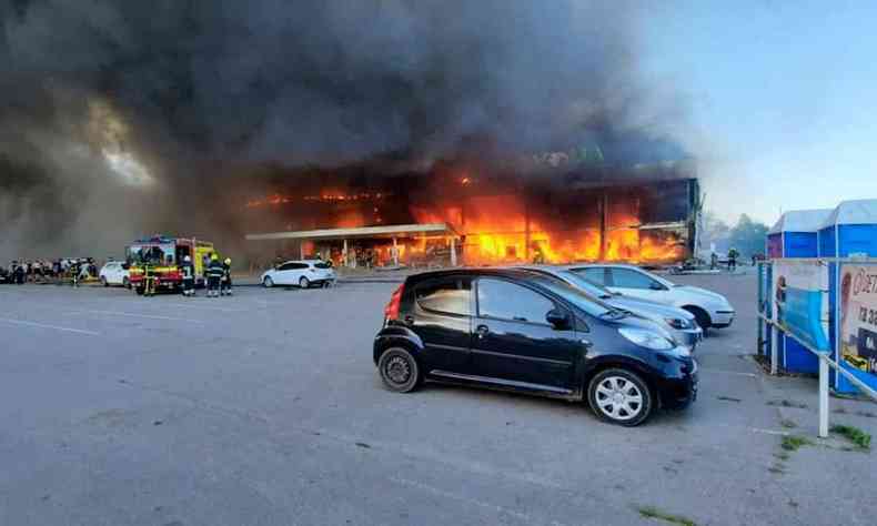 bombardeio em centro comercial lotado de Kremenchuk, na Ucrnia
