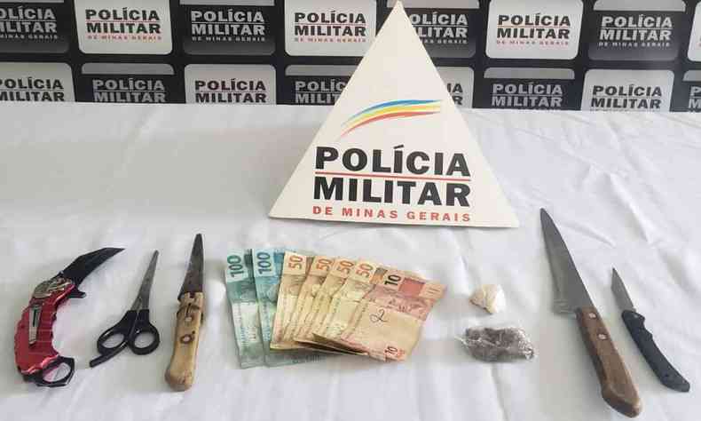 Armas e drogas apreendiddas, segundo a Polcia, com os suspeitos de ameaar mulher com faca para entregar dinheiro