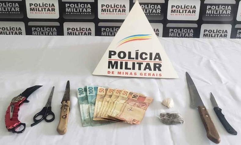 Armas e drogas apreendiddas, segundo a Polcia, com os suspeitos de ameaar mulher com faca para entregar dinheiro