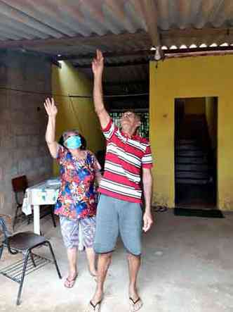 Vnia Bezerra dos Santos, de 66 anos, moradora do Pantanal, em Santa Luzia, ao lado do marido na foto