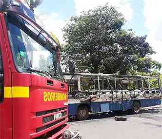 nibus ficou completamente destrudo pelo fogo(foto: Corpo de Bombeiros/Divulgao)