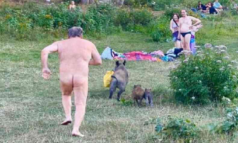 Homem foi fotografado correndo atrs do animal no Lago Teufelssee, lugar frequentado pelos adeptos do nudismo(foto: Reproduo/Facebook)