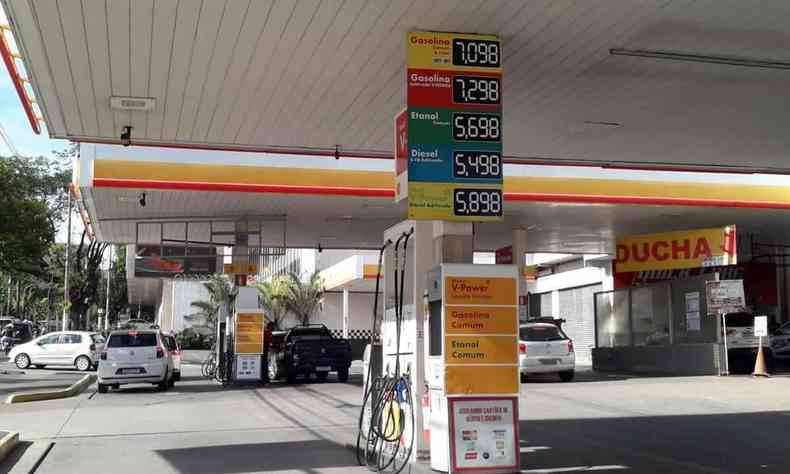 Tabelas de preo mostra gasolina comum a R$ 7,098 e a aditivada a R$ 7,298 no Posto Ponte Nova, bandeira Shell, na Av. Nossa Senhora do Carmo