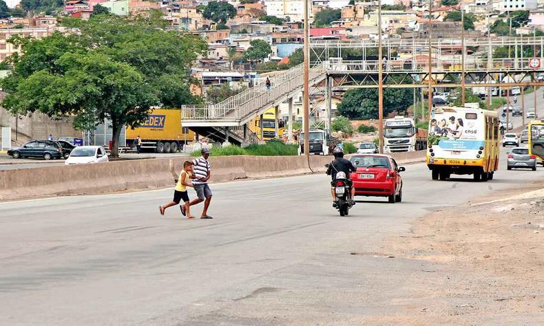 (BH %u2013 MG %u2013 Dupla de pedestres cruza o Anel Rodoviário pelo asfalto próxmo a passarela)