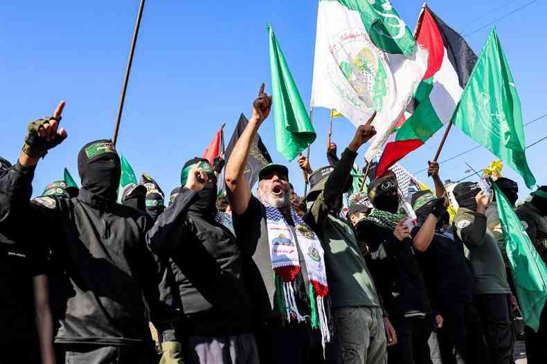 Homens mascarados usando bandanas com o nome e o sigilo das Brigadas Izzedine al-Qassam, o brao militar do movimento islmico palestino Hamas, em manifestao de apoio aos palestinos