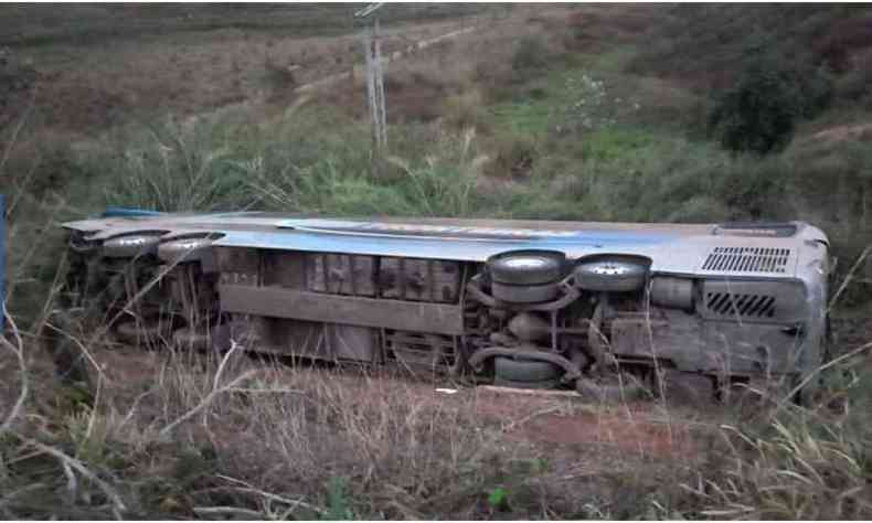 ônibus tombado em ribanceira na BR-262