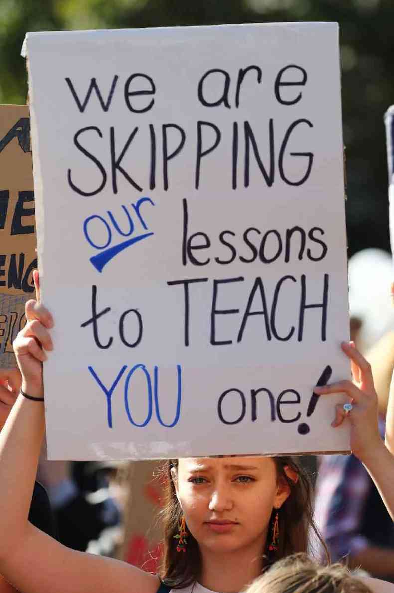 'Faltamos aula para te ensinar uma lio', diz o cartaz exibido em um dos protestos do movimento Fridays for Future(foto: PA Media)