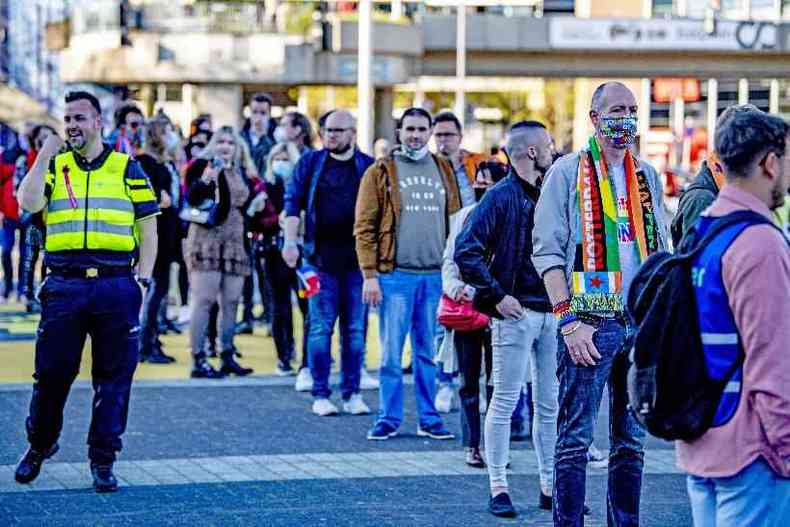 Fila na porta para entrada ao local das apresentaes, em Roterd(foto: Robin UTRECHT/AFP)