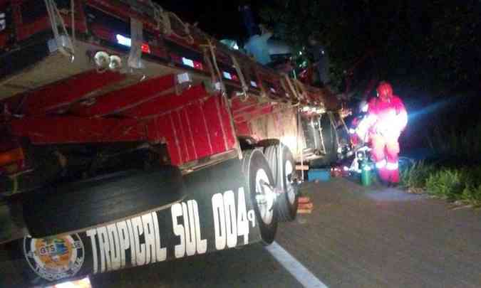 Ocupantes do nibus ficaram levemente feridos. Motorista do caminho ficou preso s ferragens(foto: PMMG/Divulgao)