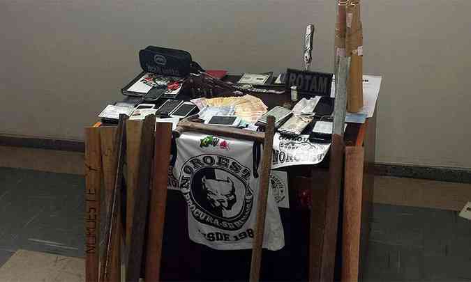 Material encontrado na sede de uma torcida organizada do Atltico(foto: Divulgao/PM)