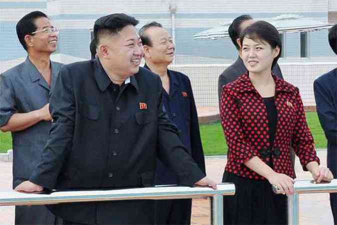 Kim Jong-Un ao lado da esposa Ri Sol-ju, durante visita em Pyongyang(foto: REUTERS/KCNA )