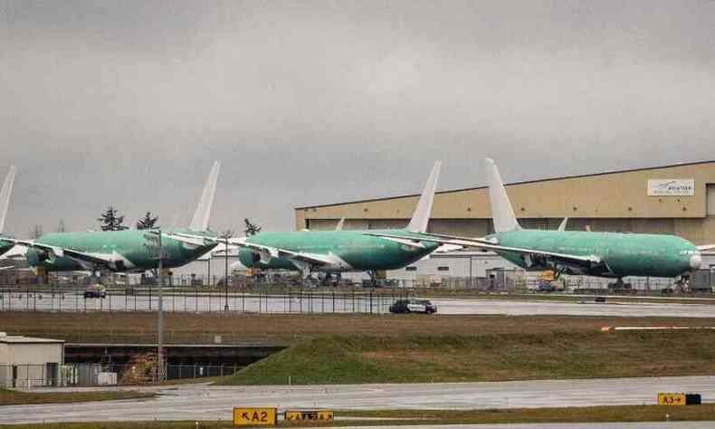 Aeronaves estacionadas em hangar da Boeing em Everett, nos EUA(foto: David Ryder / GETTY IMAGES NORTH AMERICA / Getty Images via AFP)