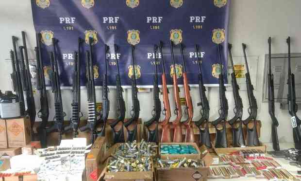 PRF apreende arsenal de guerra com dezenas de armas no Rio