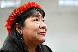 Joenia Wapichana, Presidente da Fundao Nacional do ndio de lado, com adereo vermelho na cabea 