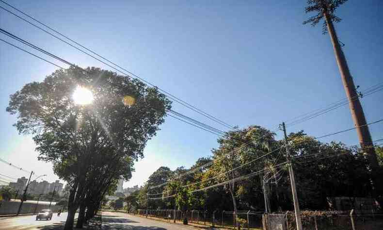 Dia comeou ensolarado em BH e os ndices de umidade relativa do ar podem ficar em torno de 30% at as 18h de quinta-feira (13/05)(foto: Leandro Couri/EM/D.A. Press)