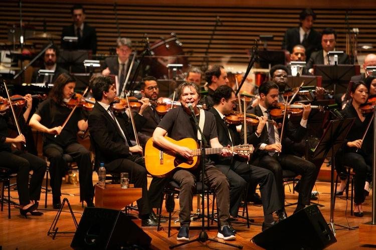 L� Borges e Orquestra Filarm�nica de Minas Gerais no palco