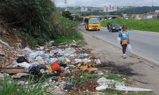 Bota-fora no Anel Rodoviário, altura do Bairro São Francisco(foto: Paulo Filgueiras/EM/D.A Press) Bota-fora no Anel Rodoviário, altura do Bairro São Francisco(foto: Paulo Filgueiras/EM/D.A Press)