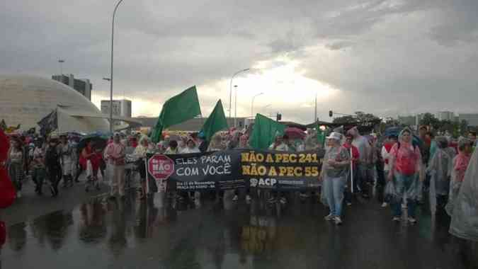 Manifestantes e PM entram em confronto no gramado do Congresso Nacional Wilson Dias/Agncia Brasil 