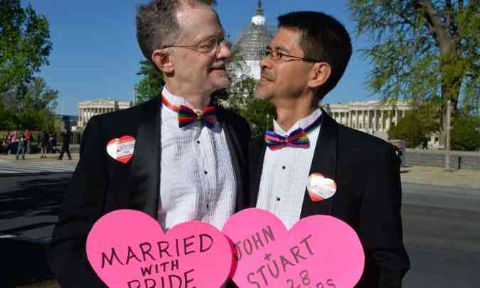 Diante do prdio da Suprema Corte, centenas de partidrios e opositores do casamento gay se manifestaram(foto: AFP PHOTO / MLADEN ANTONOV )