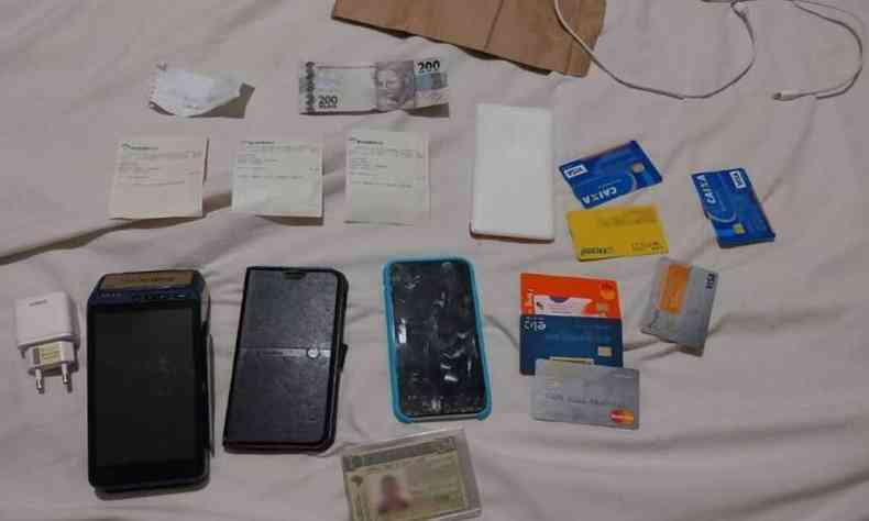 Imagem mostra intens apreendidos pela Polcia Civil, como comprovantes de depsitos, a quantia de R$ 200, uma mquina de carto e dois celulares