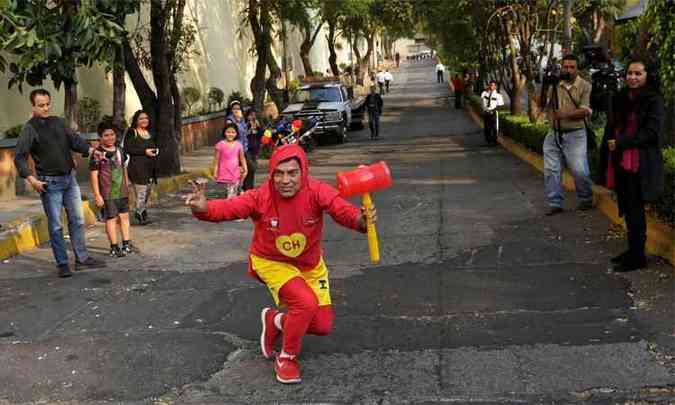 F de Chapolin se veste com a roupa do personagem para homenagear Bolaos(foto: REUTERS/Carlos Jasso)