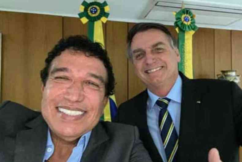 Magno Malta e Bolsonaro sorrindo em selfie