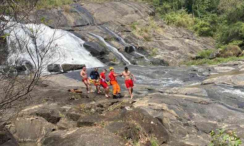 Resgate de homem que caiu em cachoeira, em Poos de Caldas, Sul de Minas