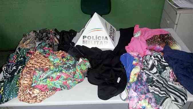 Roupas encontradas escondidas dentro da bolsa da servidora municipal(foto: Polcia Militar/Divulgao)