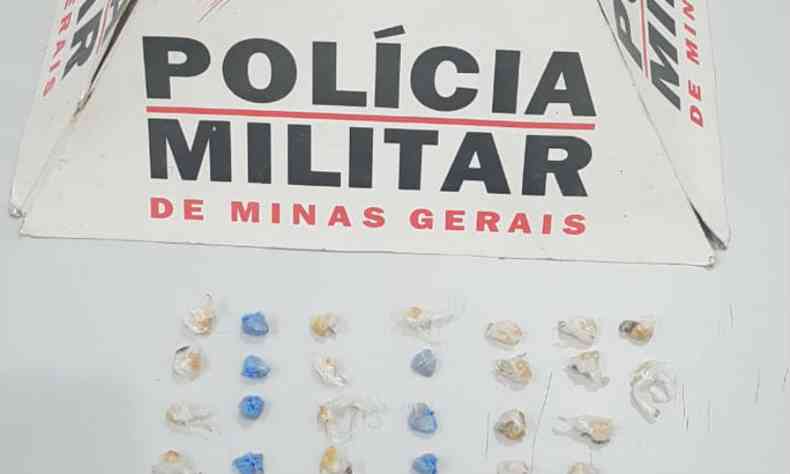 Jovens estavam com 32 pedras crack para venda(foto: Divulgao/Polcia Militar)