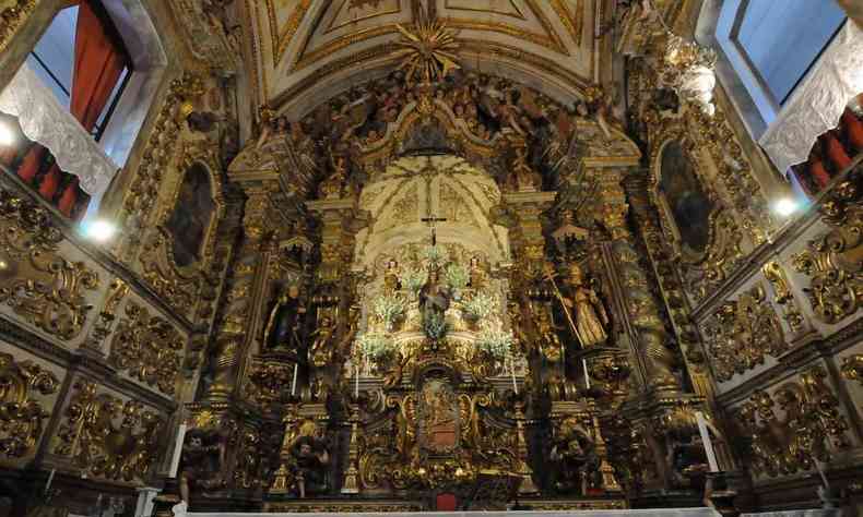 Interior da Matriz do Pilar, em Ouro Preto, com detalhes em ouro