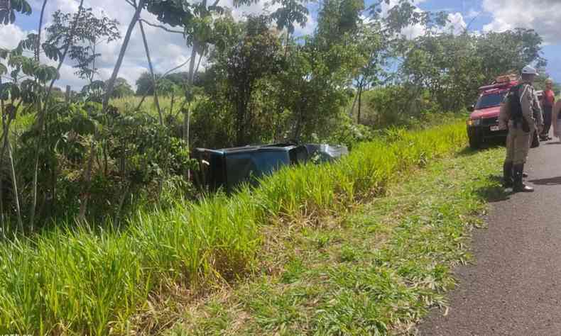 Após capotar, o veículo foi parar às margens da rodovia em uma área de vegetação. 