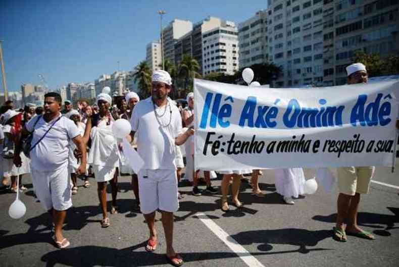 Representantes de diversas religiões participaram de caminhada na Praia de Copacabana em defesa da liberdade religiosa(foto: Fernando Frazão/Agência Brasil )